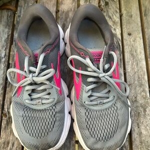 Women’s Brooks anthem size 7